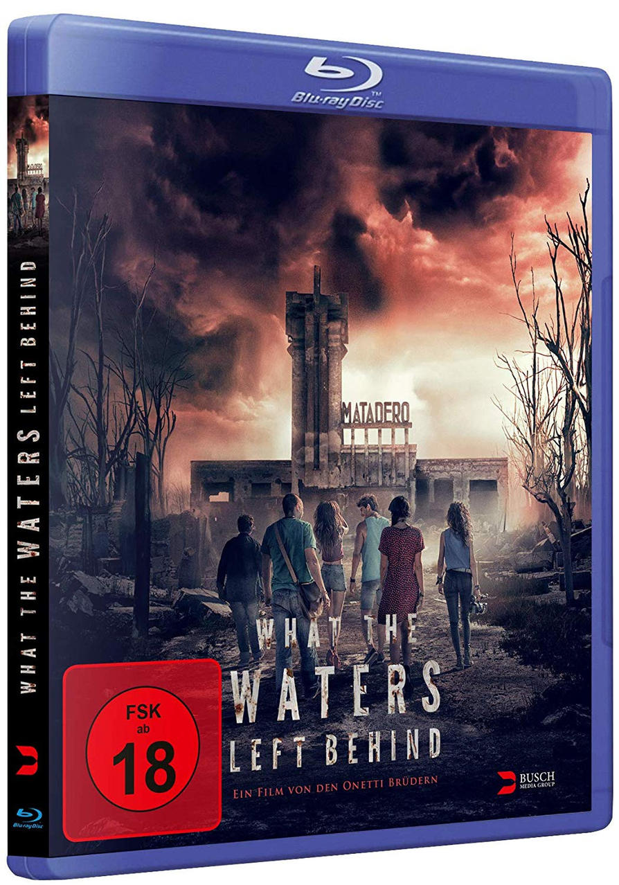 Blu-ray-Filmcover: Eine Gruppe von Menschen geht auf ein Gebäude zu, das in Flammen steht. Titel: What the Waters Left Behind.