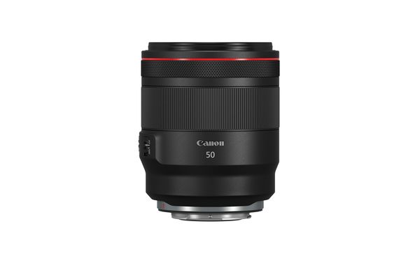 Ein schwarzes Canon 50mm Kameraobjektiv. Es hat einen roten Ring oben und einen silbernen Sockel. Das Objektiv ist auf weißem Grund.