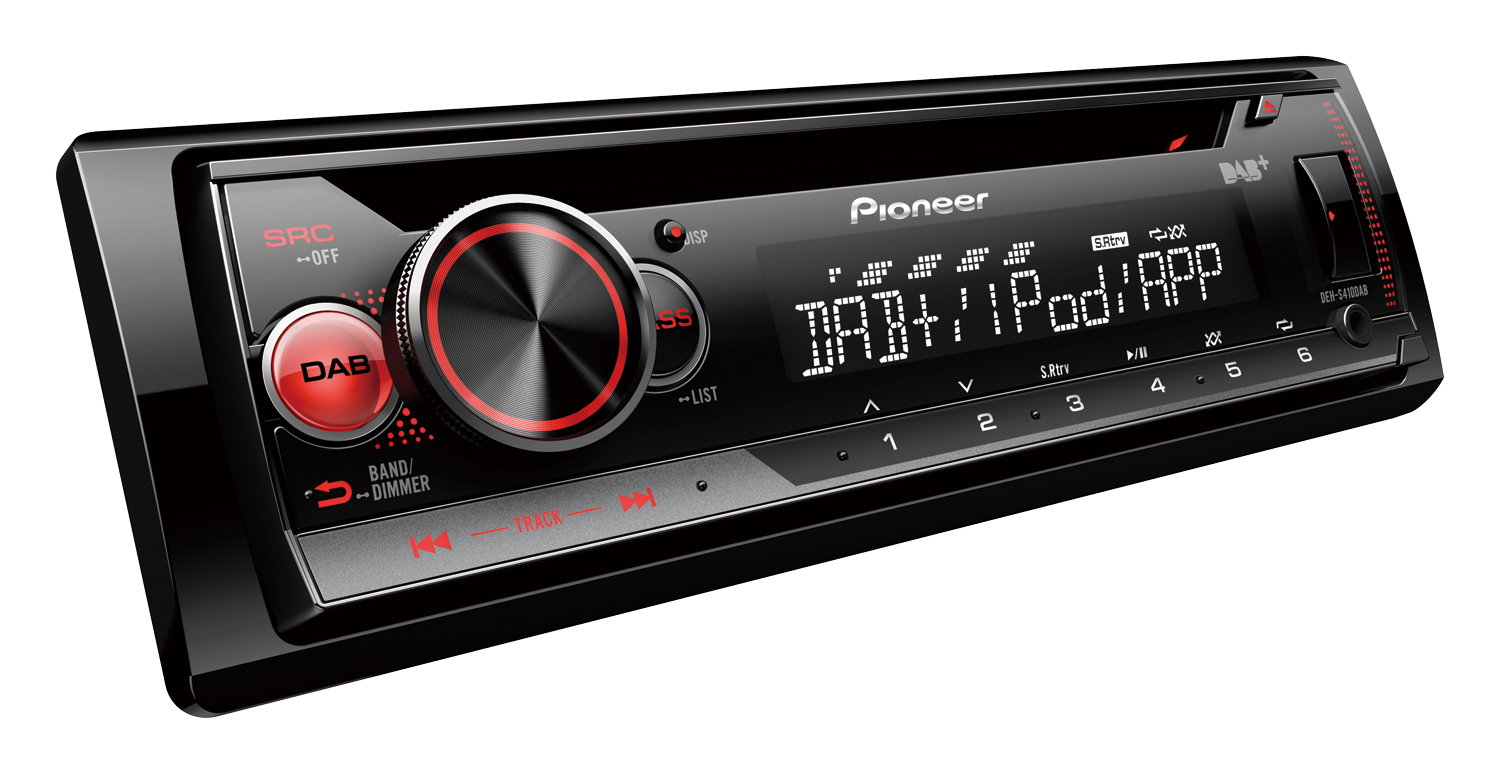 Schwarzes Autoradio mit roten Knöpfen und Digitalanzeige mit Informationen.