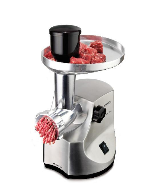 Una picadora de carne con carne cruda arriba y carne picada.