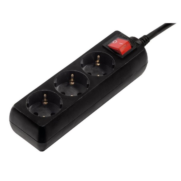 Una regleta negra con tres enchufes y un interruptor rojo de encendido/apagado. Fondo blanco.