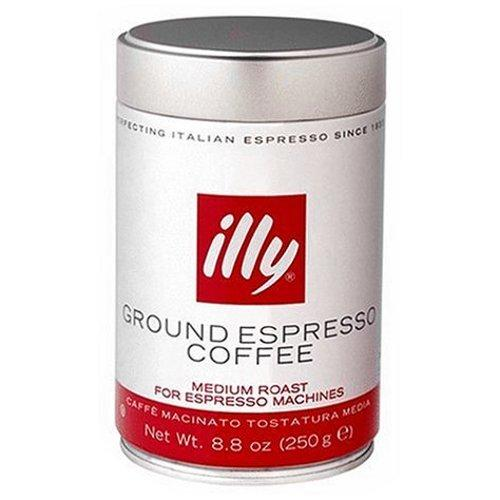 Una lata cilíndrica de café Illy, blanca con detalles rojos, etiquetada 'Ground Espresso Coffee'.