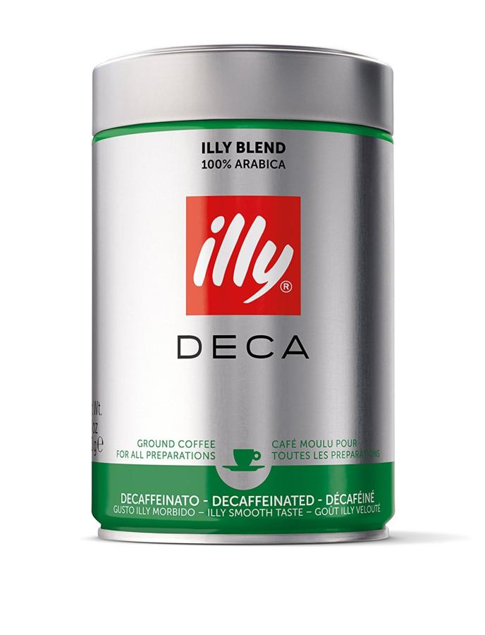 Lata de café Illy Deca, plateada con detalles verdes, logo rojo y texto.