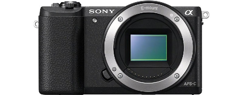 Vista frontal de una cámara Sony negra con montura de lente y la marca en la parte superior.
