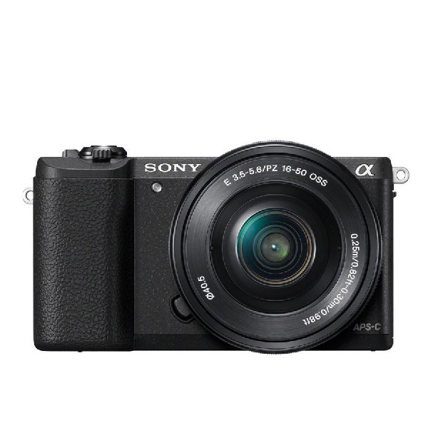 Cámara Sony negra. Cuenta con una lente, el logotipo de Sony y varios botones. Fondo blanco.