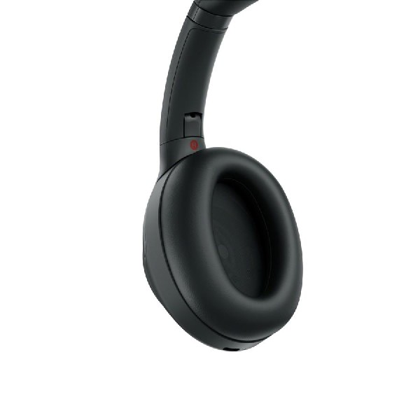 Auriculares negros. Los auriculares son grandes y redondos, y el logotipo de Anker es visible.