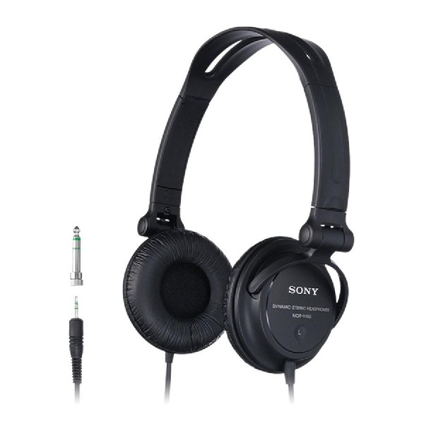 Auriculares Sony negros con auriculares y cable. Dos conectores junto a los auriculares. Fondo blanco.