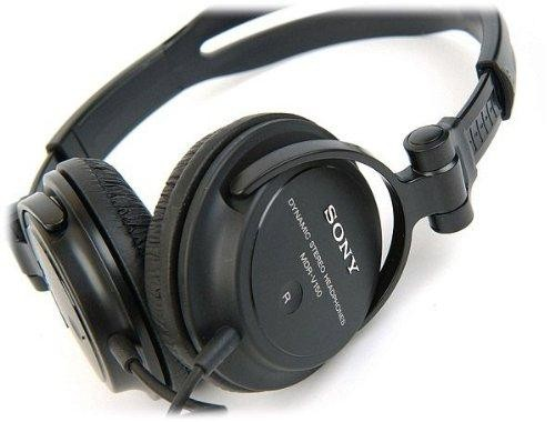 Auriculares Sony negros con el nombre de la marca visible. Tienen auriculares y una diadema.