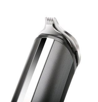 Primer plano de un cabezal de afeitadora eléctrica negra y plateada, contra un fondo blanco.