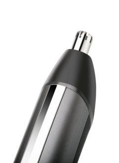 Primer plano de un recortador de vello nasal negro con cuchilla plateada y acabado metálico.