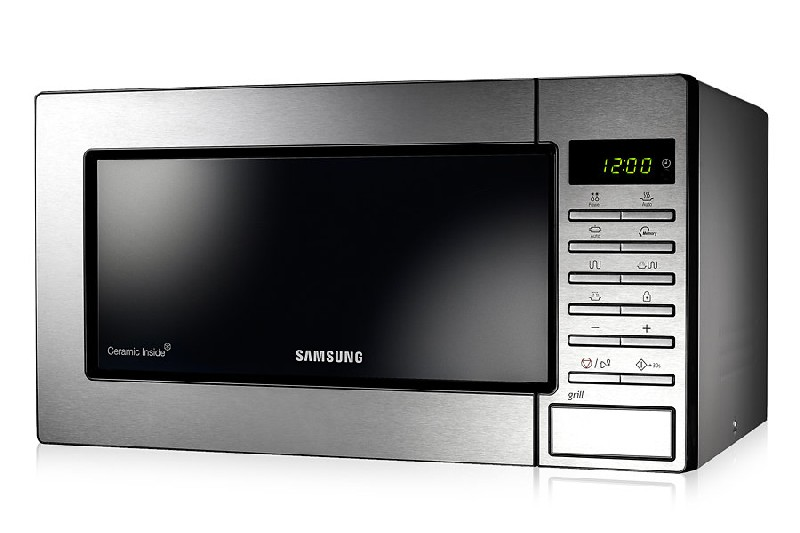 Horno microondas Samsung plateado con panel de control, reloj digital y puerta negra.