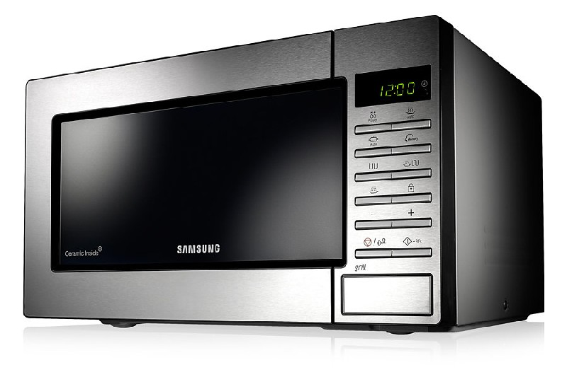 Horno microondas plateado con puerta de cristal negra, reloj digital y panel.