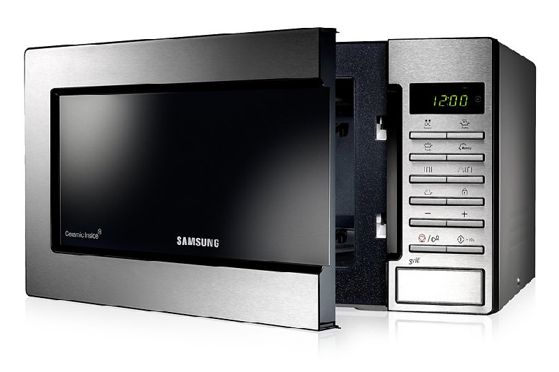 Un microondas Samsung de acero inoxidable con la puerta abierta. La pantalla muestra las 12:00 y varios botones.