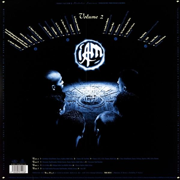 Albumcover mit dunklem Hintergrund, mit Logo und Text in Weiß, mit einer Gruppe von Personen.