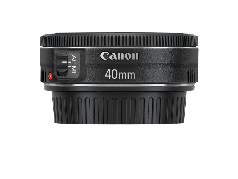 Un objetivo de cámara Canon de 40 mm negro. La lente está sobre un fondo blanco.