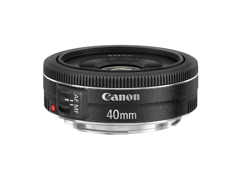 Lente Canon 40mm negra. Tiene ajustes de enfoque y nombre de la marca Canon.