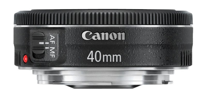 Lente Canon 40mm negro con controles de enfoque y apertura, fondo blanco.