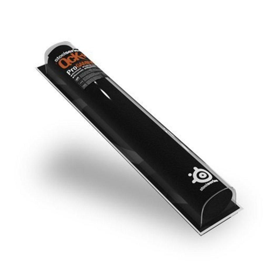 Alfombrilla de ratón negra en su embalaje. El logotipo de SteelSeries es visible en el embalaje.