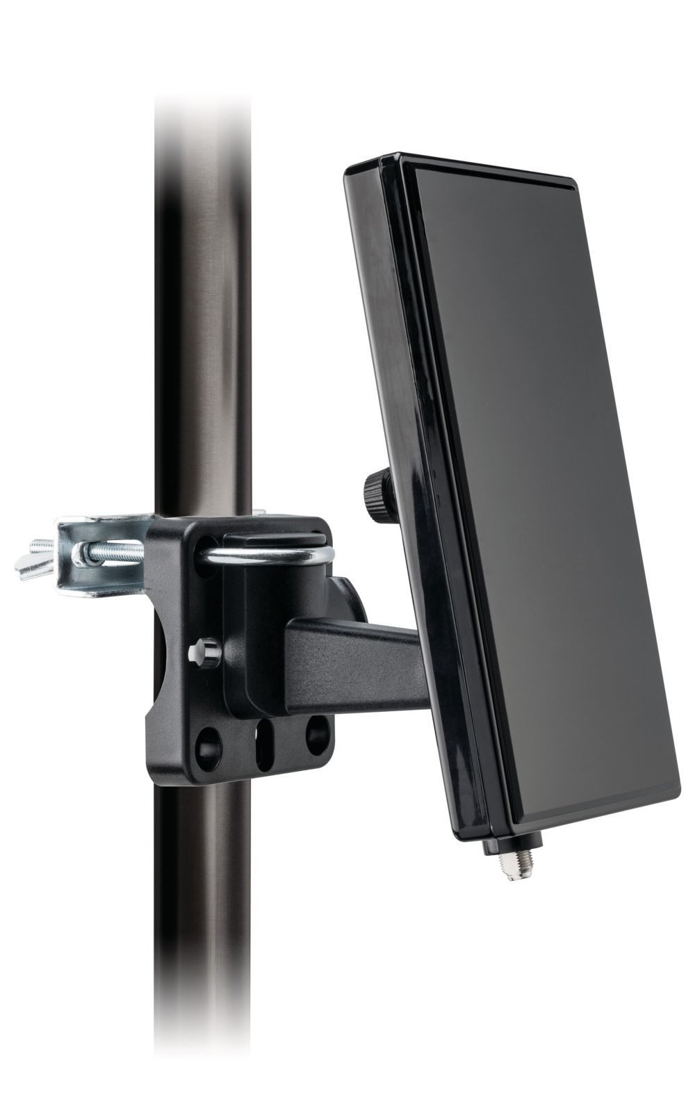 Antena de TV negra montada en un poste de metal con un soporte.