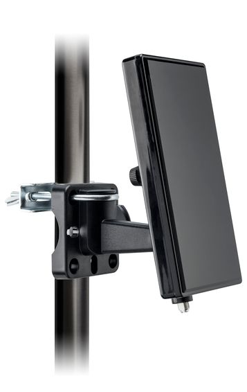 Soporte negro montado en un poste plateado que sostiene una pantalla rectangular negra. Fondo blanco.