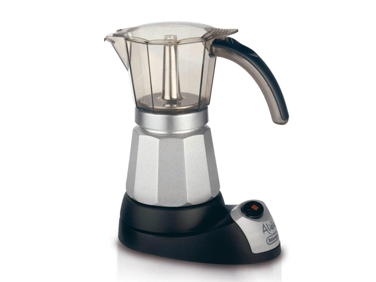 Una cafetera eléctrica plateada y negra con tapa transparente y asa negra.