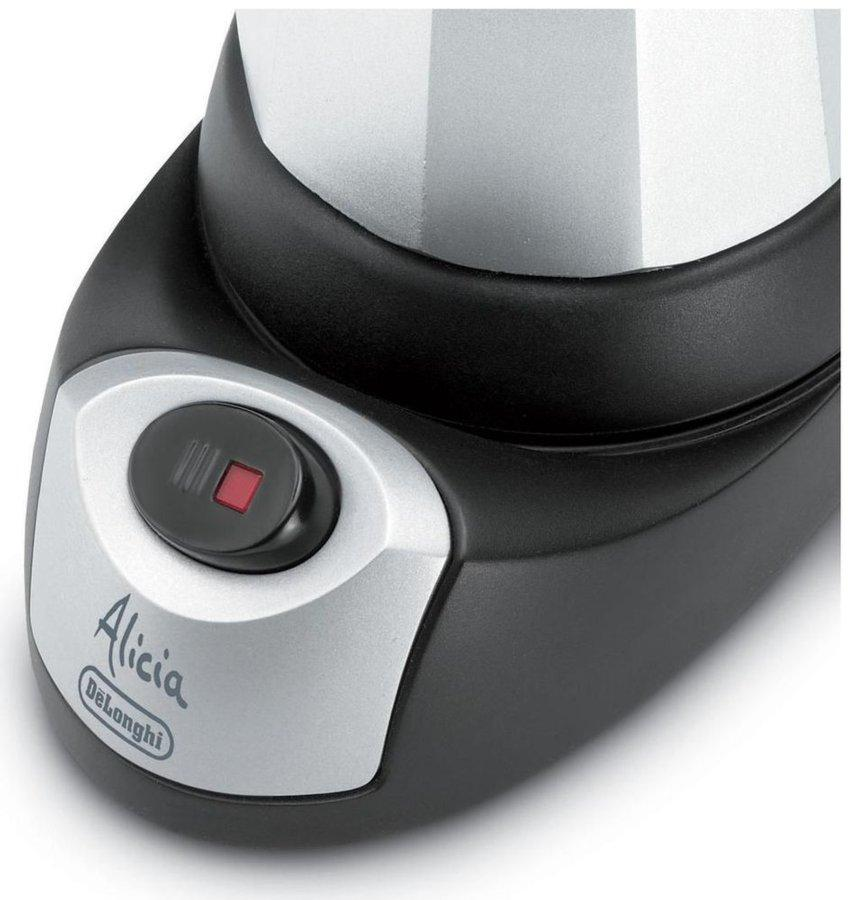 Primer plano de una cafetera DeLonghi Alicia negra y plateada con un botón.