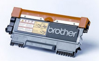 Cartucho de tóner Brother, naranja y negro, con etiqueta. Visto de lado sobre un fondo blanco.