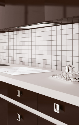 Cocina con azulejos blancos, armarios y encimera. Electrodomésticos de acero inoxidable son visibles.