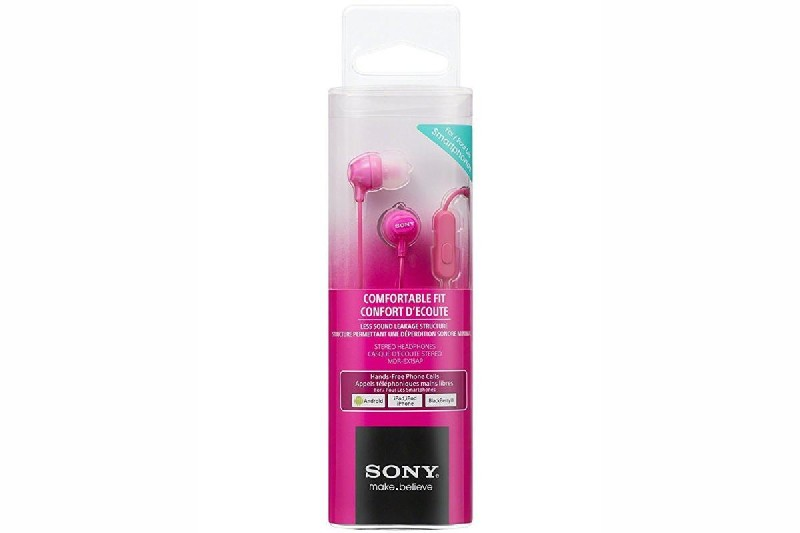 Auriculares Sony rosas en un paquete de plástico transparente con una etiqueta rosa. El paquete está sobre una superficie blanca.