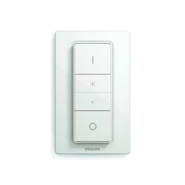 Interruptor de luz de pared blanco con tres botones y el logotipo de Philips en la parte inferior.