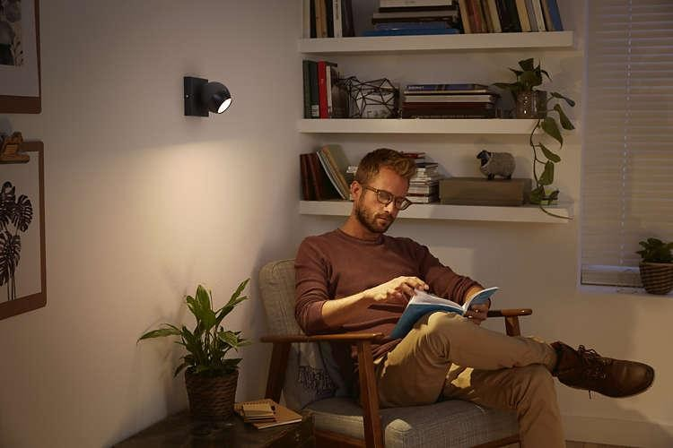 Foco - Philips Hue Buckram, Inteligente, LED negro, Con mando, Luz blanca de cálida a fría