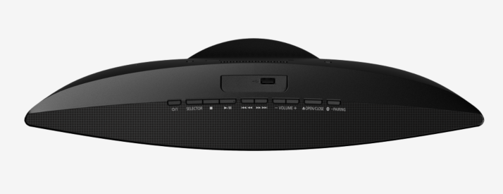 Altavoz negro. Botones de control. Puerto USB pequeño.