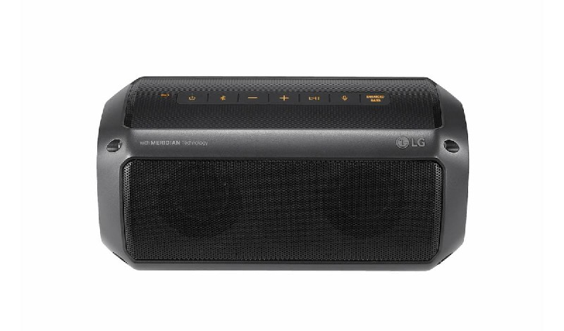 Un altavoz LG negro con frontal de malla y detalles plateados, forma horizontal.