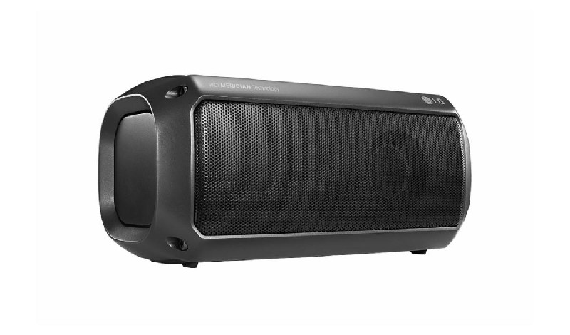 Altavoz Bluetooth LG negro. Forma rectangular, frontal de malla y logo LG.
