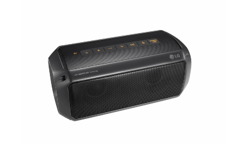 Un altavoz LG negro con botones en la parte superior. El altavoz tiene una malla frontal y el logotipo.