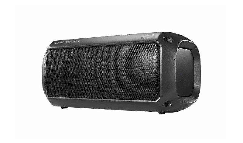 Altavoz Bluetooth LG negro. Forma rectangular con frente de malla. Logotipo de LG en la parte superior.