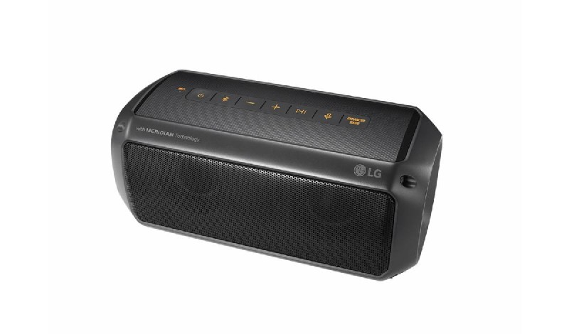 Un altavoz Bluetooth LG negro con botones de control. Tiene una rejilla de malla y el logotipo 'LG'.
