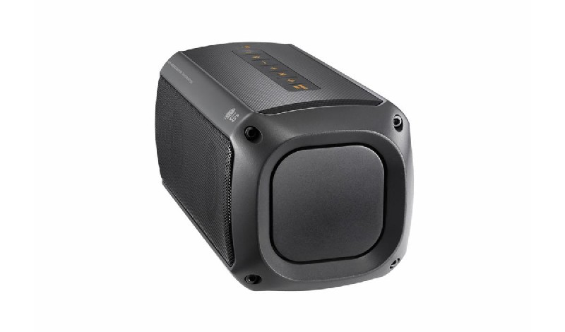 Altavoz rectangular negro de LG. Cuenta con malla en los laterales, botones y un panel frontal cuadrado.