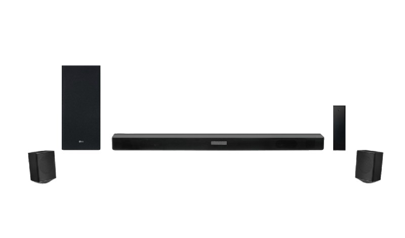 Barra de sonido negra y subwoofer con dos altavoces, todo en blanco.