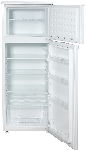 Refrigerador blanco, puertas abiertas mostrando estantes. El refrigerador está vacío.