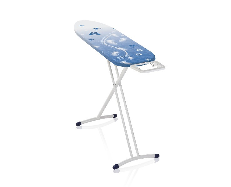 Una tabla de planchar con un estampado floral blanco y azul sobre un soporte de metal blanco sobre un fondo blanco.