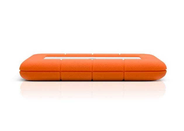 Un disco duro externo LaCie naranja sobre fondo blanco. Es rectangular con una franja blanca en la parte superior.