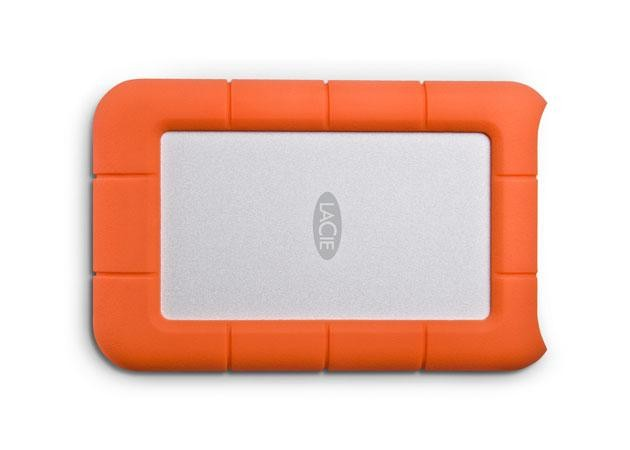 Disco duro externo naranja y plateado. El marco de goma naranja rodea la cara plateada.