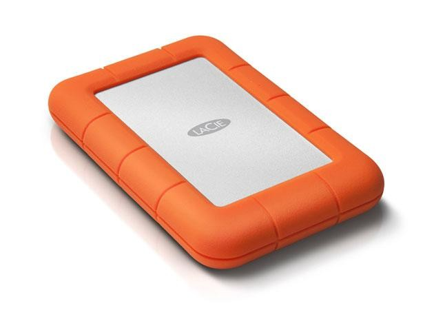 Un disco duro externo Lacie naranja y resistente sobre un fondo blanco. El logotipo de Lacie es visible.