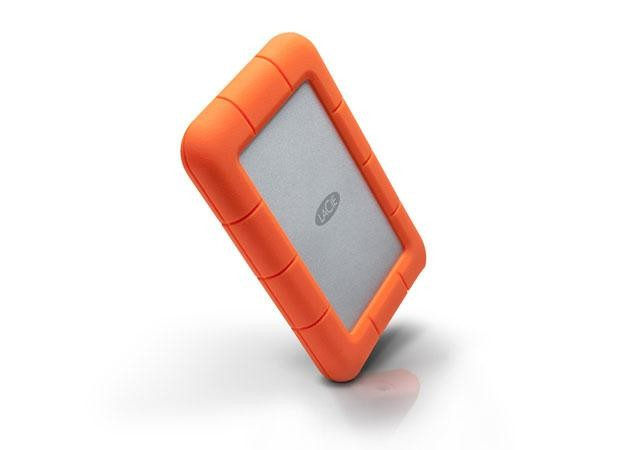 Disco duro portátil naranja y plateado con superficie gris y el logotipo de LaCie.