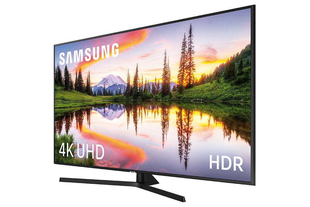 Televisor Samsung mostrando un paisaje. 4K UHD HDR en la pantalla.