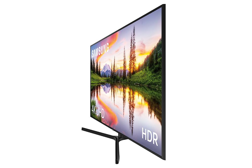 Televisor Samsung negro grande con una escena de paisaje en la pantalla.