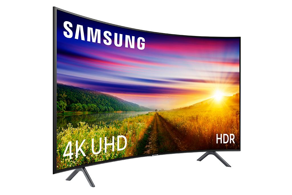 Un televisor Samsung 4K UHD HDR curvo muestra una puesta de sol sobre un paisaje.