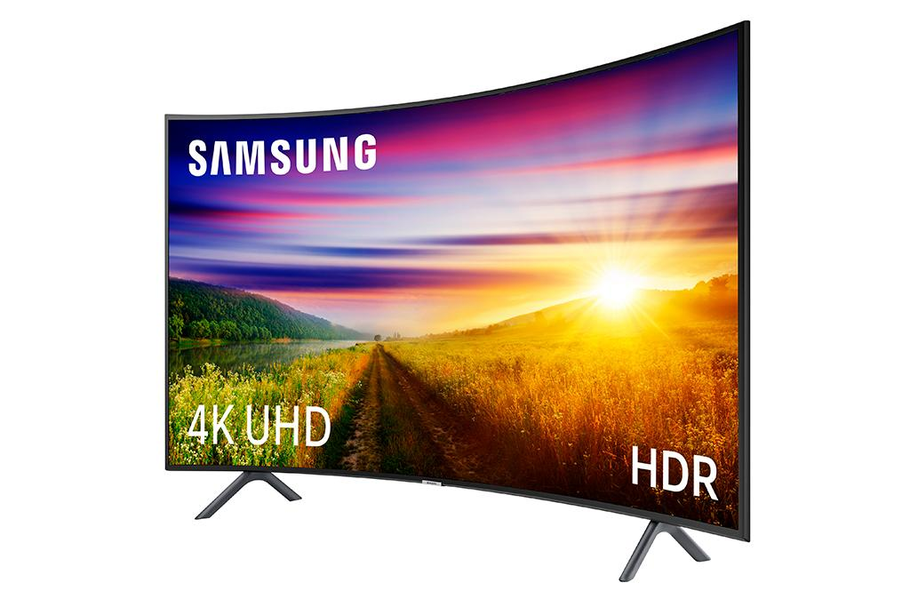 TV Samsung curvado, muestra una escena de paisaje. Fondo blanco.