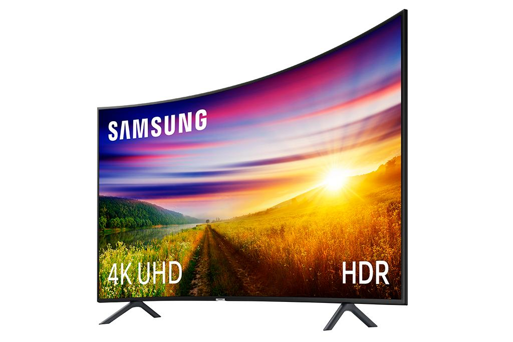Televisor Samsung curvo con escena de paisaje en la pantalla, soporte negro, fondo blanco.